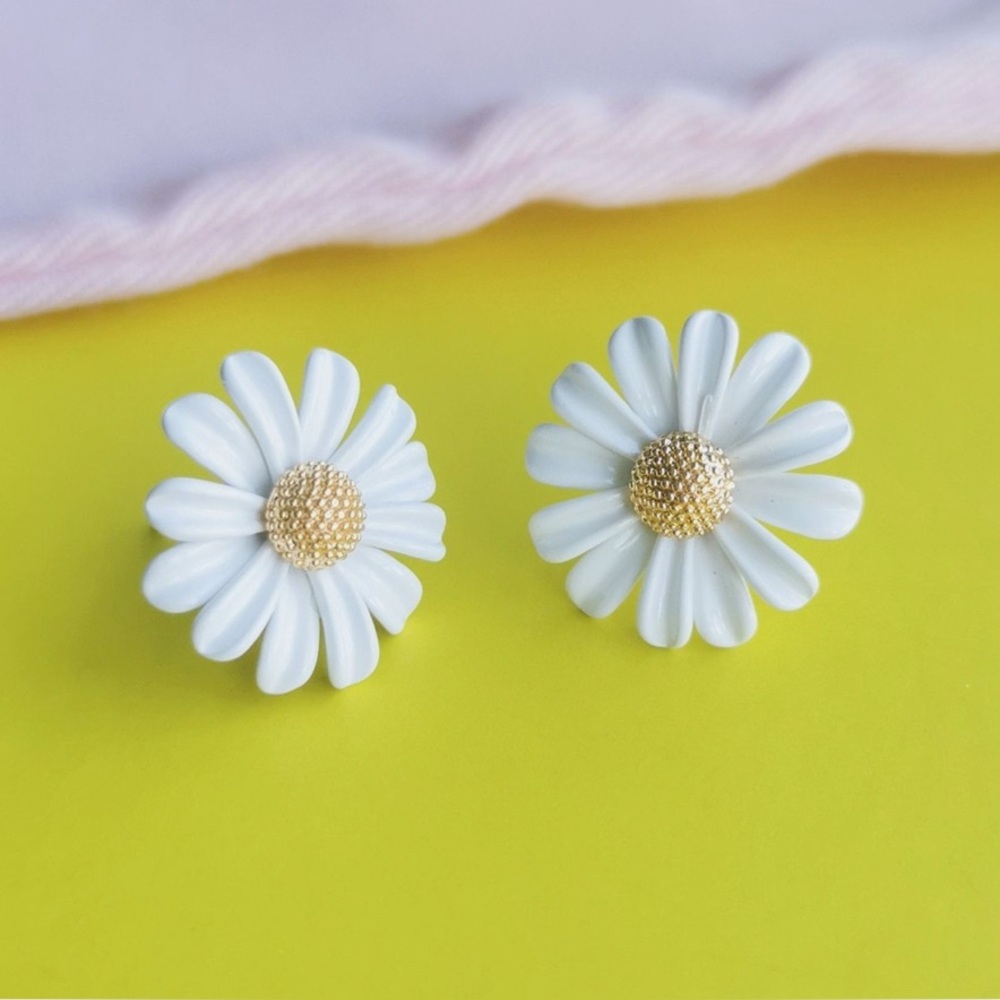 NIB Kate Spade daisy earrings! Comes with box and dusty!!!